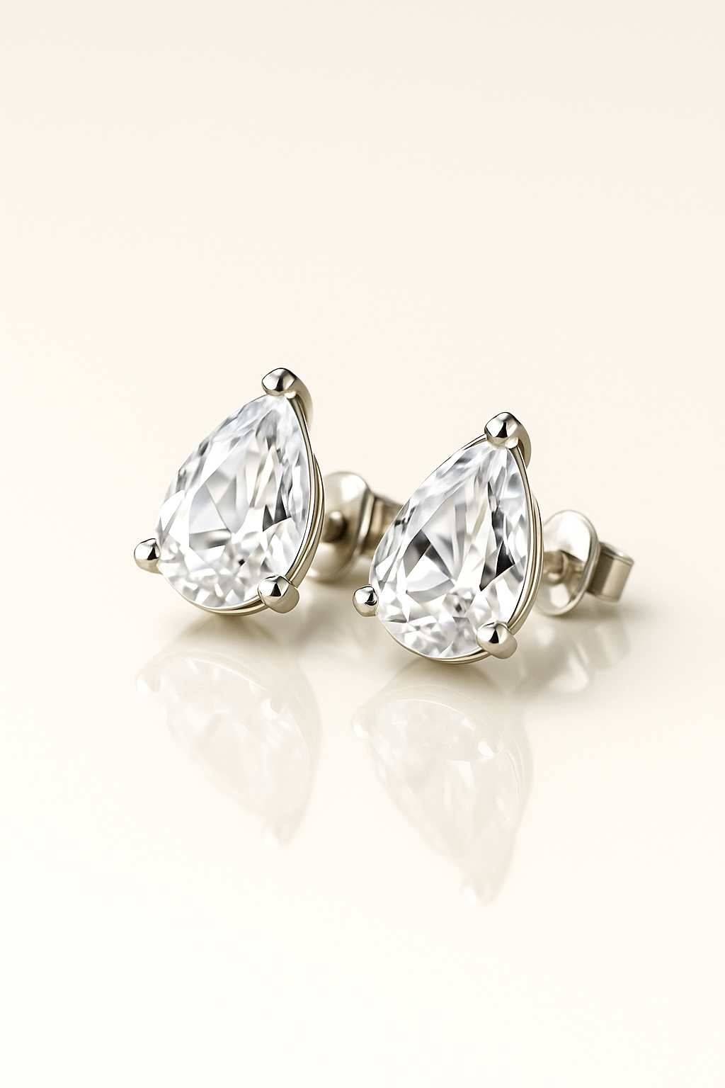 Pear-shaped moissanite studs