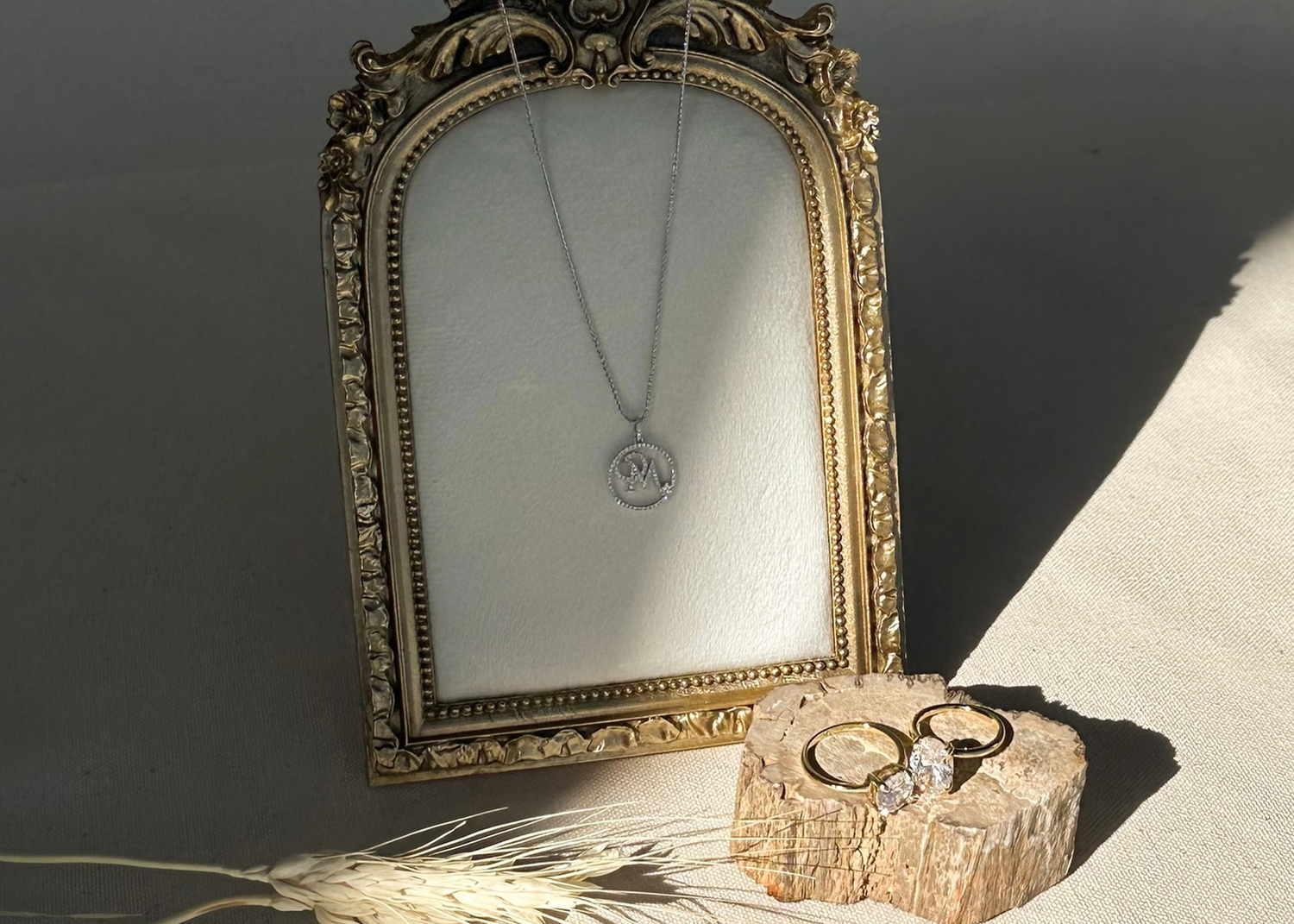 A CUSTOM JEWELRY
STUDIO TWENTY
MINUTES FROM
DOWNTOWN