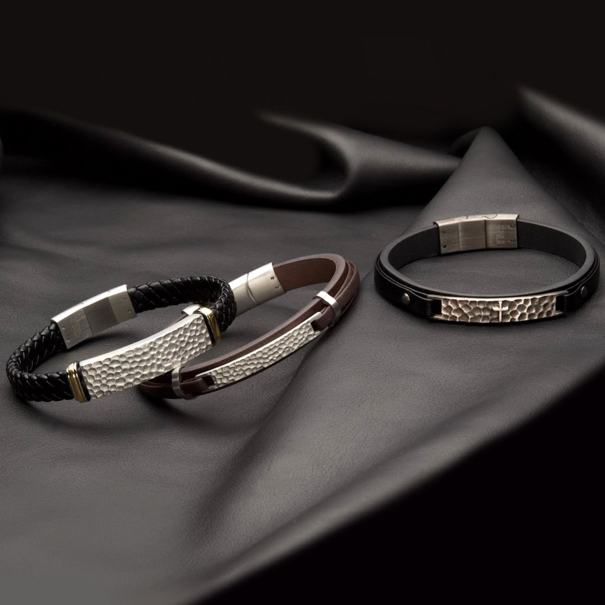 black Leather Strapped With Cross Hammered Id Bracelet (br40274bk)