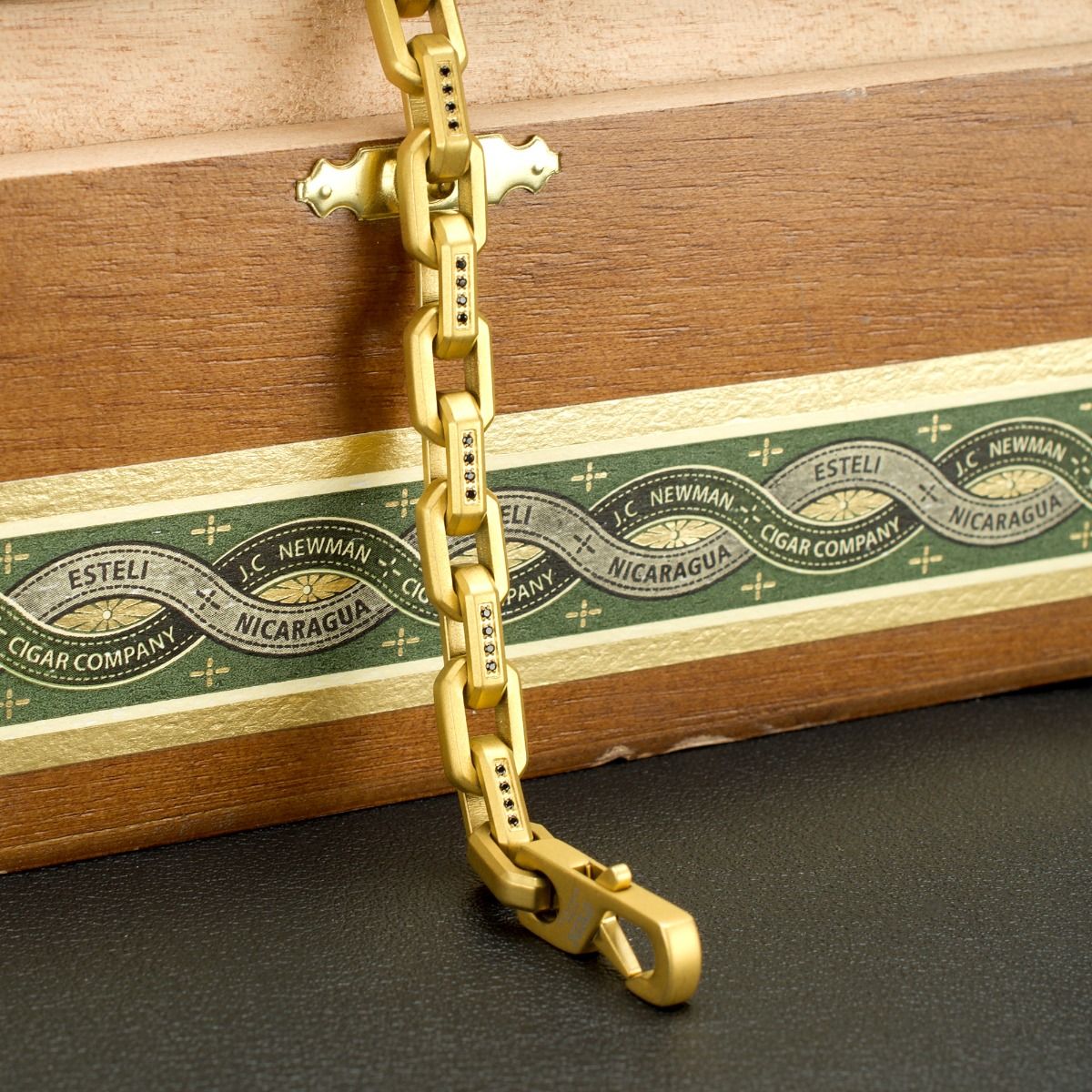 8mm Matte Finish 18Kt Gold IP Stainless Steel Faceted Interlock Link Chain Bracelet with 1mm Black Spinel