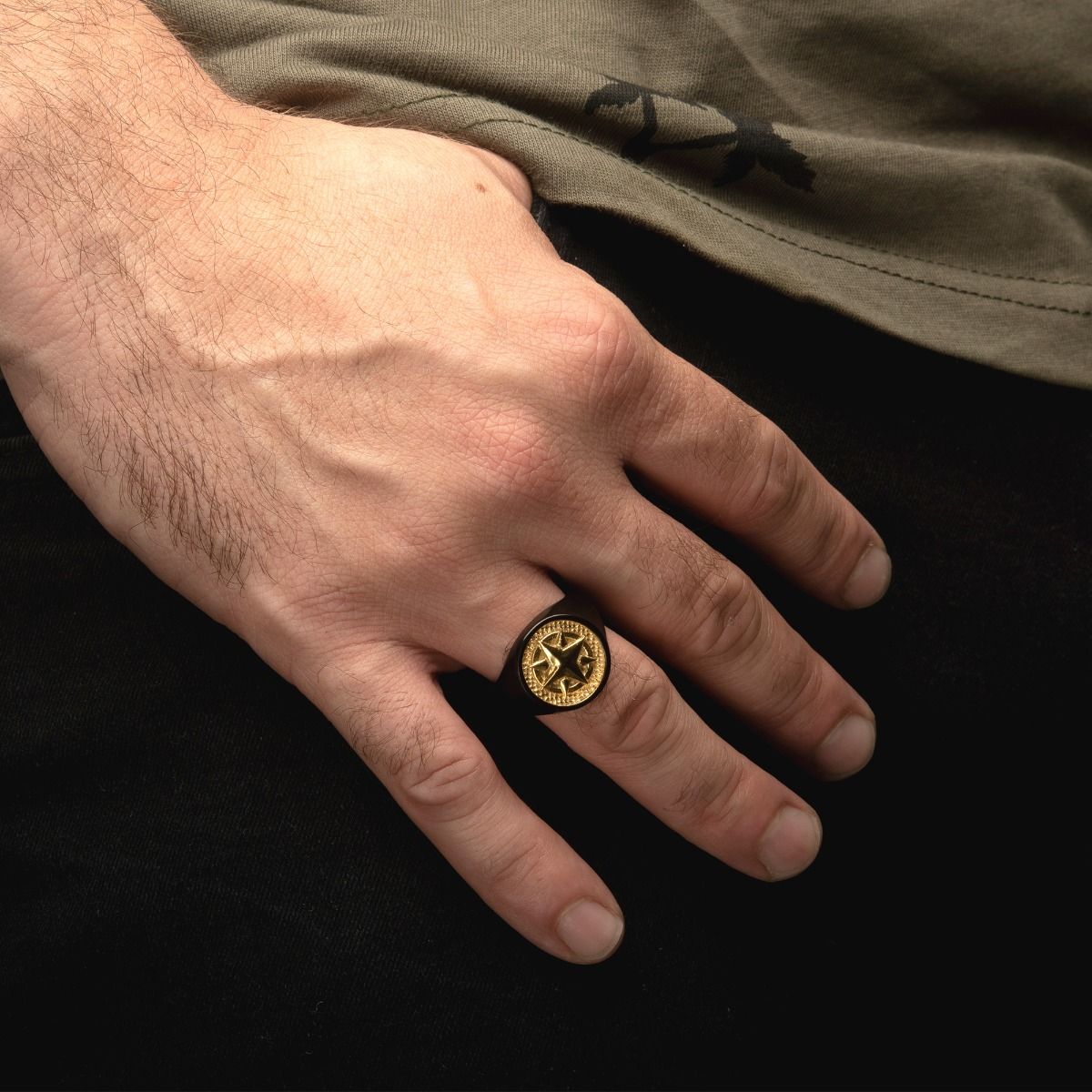 18kt Gold Ip Wayfinder Compass Black Ip Signet Ring (fr17420)